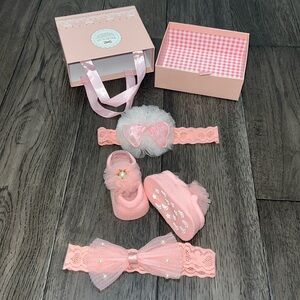 NWOT infant baby pearl sock Footies gift set with matching headbands